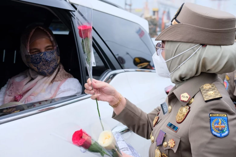 Portal Berita Resmi Pemerintah Kota Depok Satpol PP Bagikan Masker