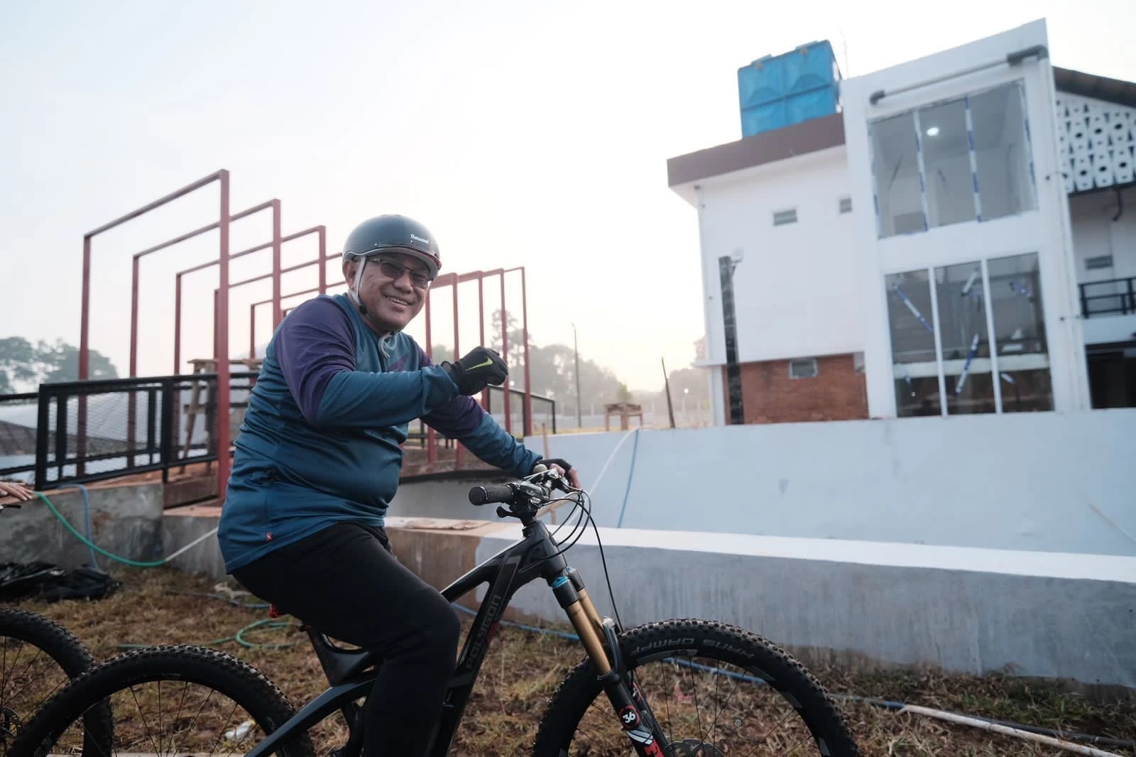 Dengan Bersepeda, Wali Kota Tinjau Pembangunan Alun-alun dan Hutan Kota Depok