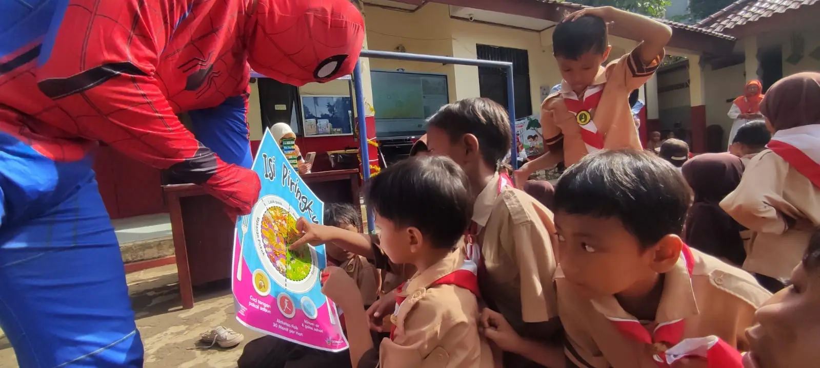 Keceriaan Siswa SDN Depok Baru 08 Saat Superhero Bagikan MBG