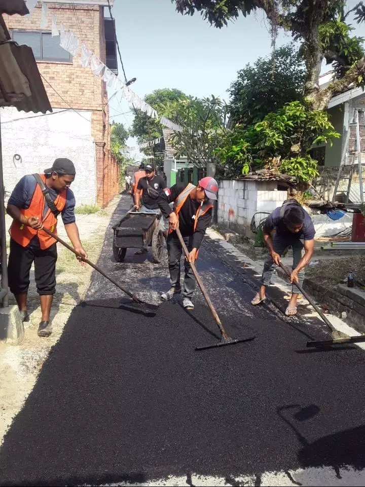 303 Meter Jalan Lingkungan RW 14 Bojongsari Diaspal