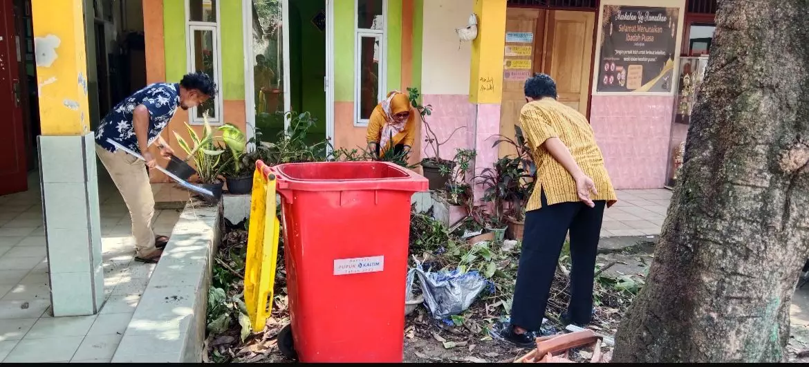 Civitas SDN Krukut 3 Gotong Royong Bersihkan Sekolah Sambut Tahun Ajaran Baru