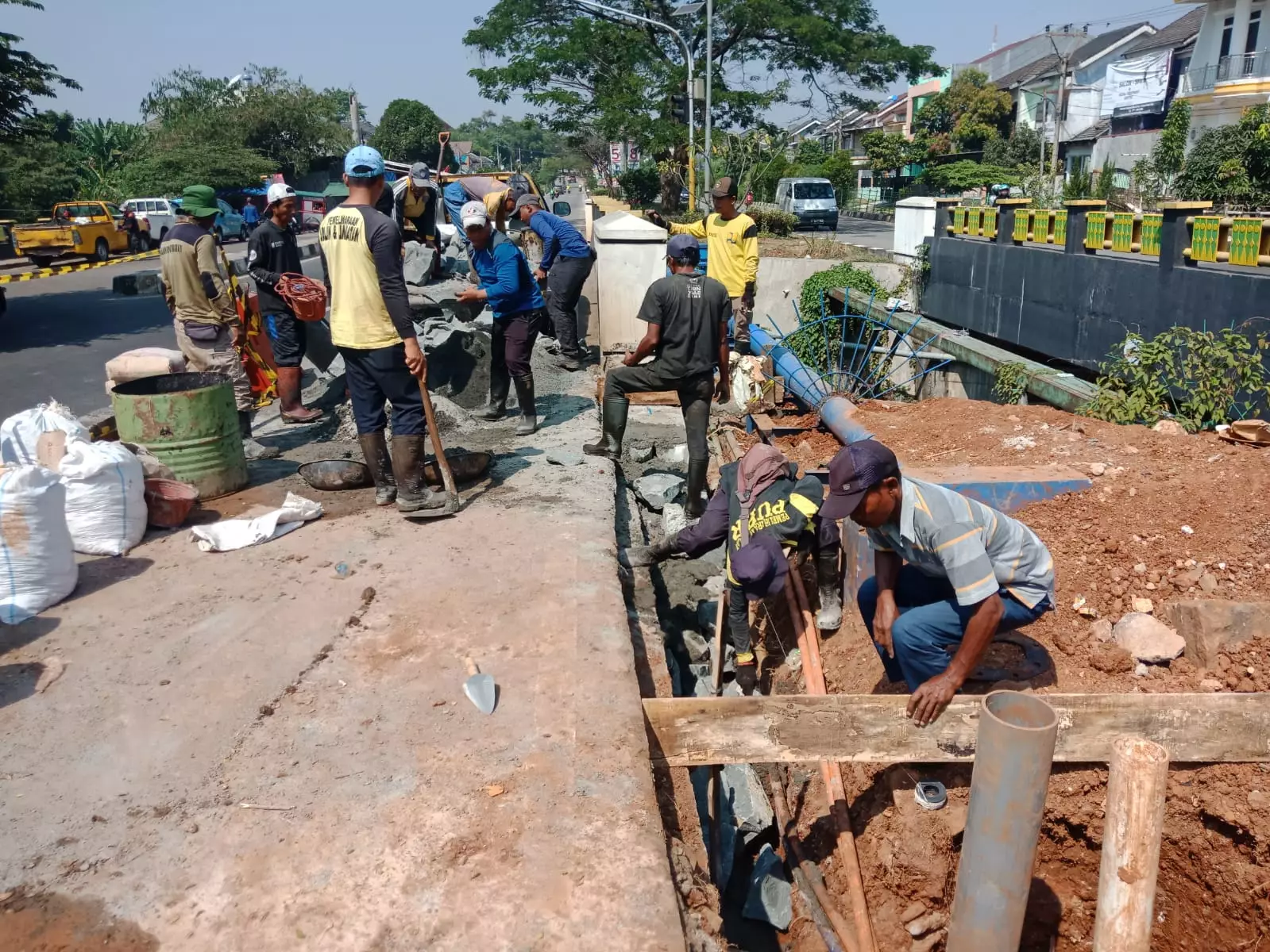 Jalan Amblas GDC Kalibaru Dipasang Penyanggah Batu Kali