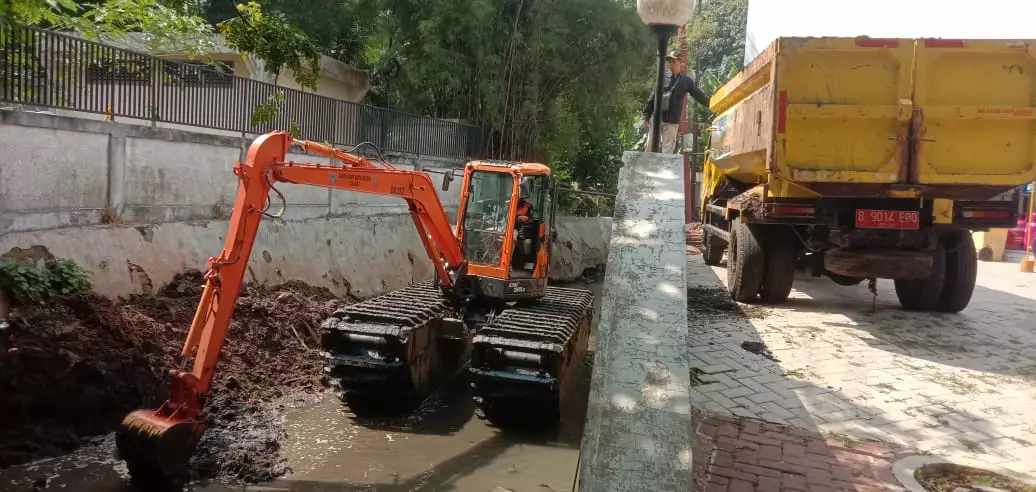 Antisipasi Tumpukan Sedimen Kali Kompeni Puri Sriwedari, DPUPR Turunkan Alat Berat