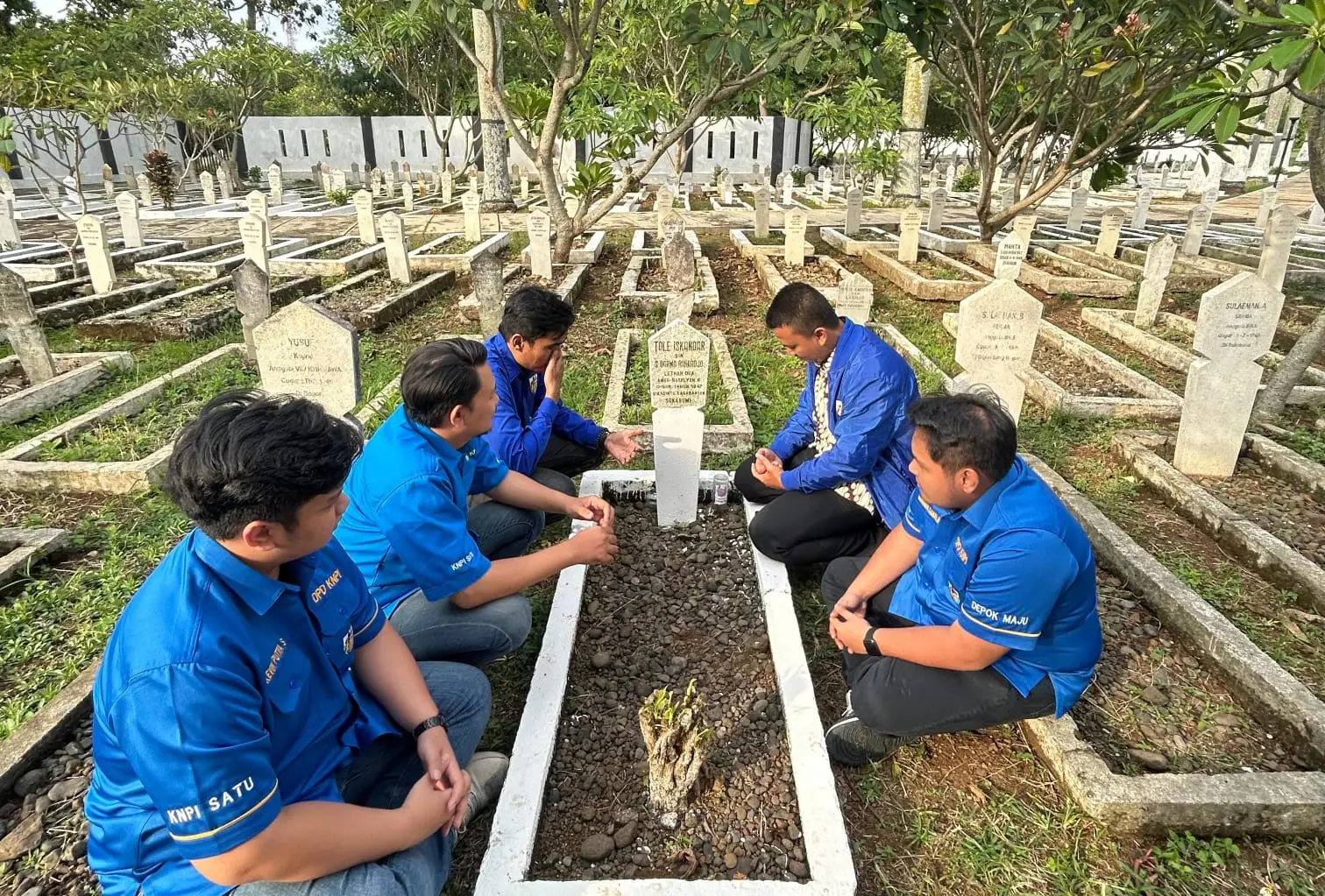 Dukung Penobatan Gelar Pahlawan Nasional, KNPI Depok Ziarah ke Makam Tole Iskandar