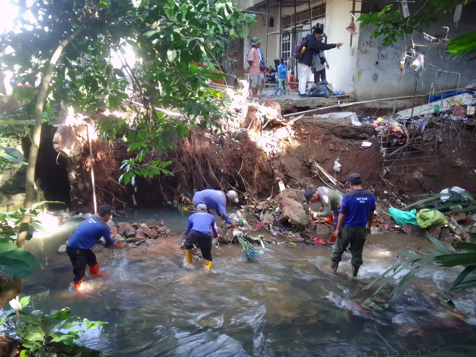 Satgas DPUPR Tangani Longsor Turap Kali Jantung
