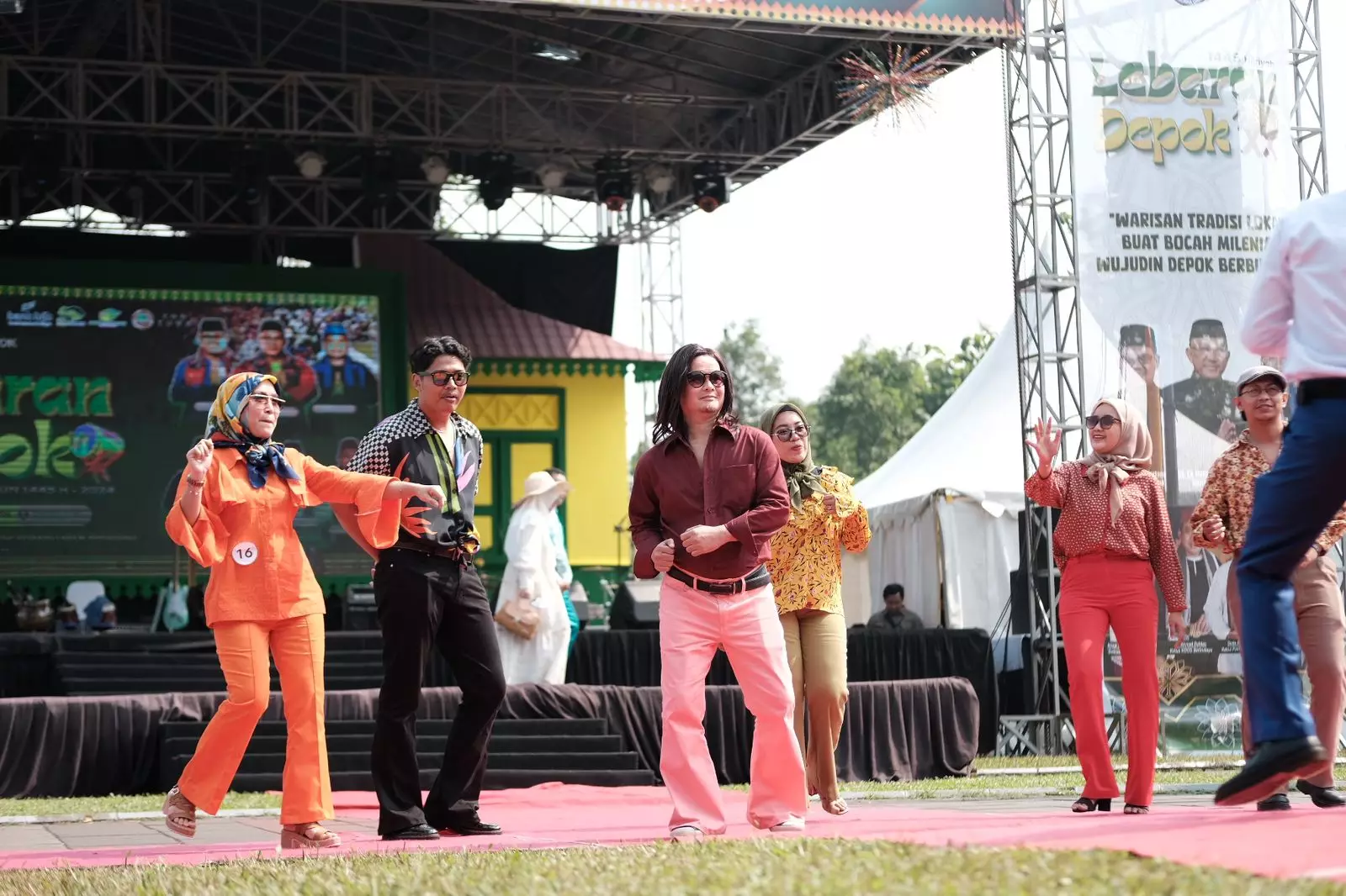 Penuh Nostalgia, Fashion Show 70an Disambut Antusias ASN dan Masyarakat