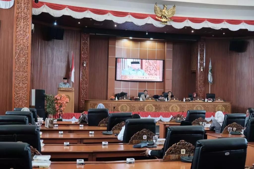Idris Sampaikan Jawaban Pandangan Umum Fraksi DPRD