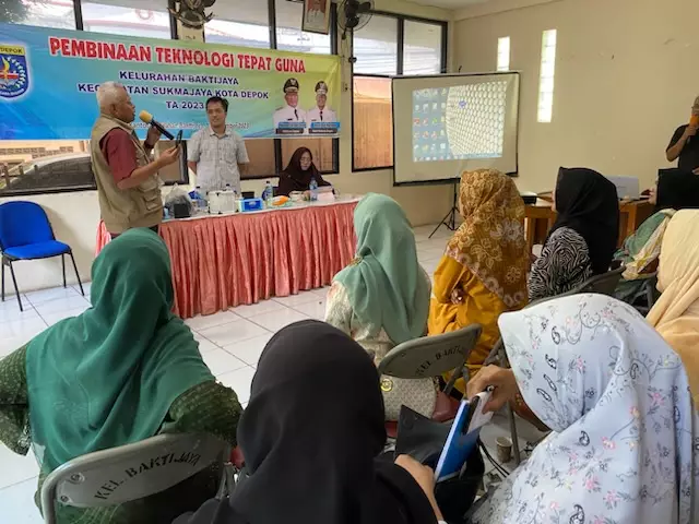 Cegah DBD, Puluhan Koordinator Jumantik di Kelurahan Baktijaya Dilatih Membuat Ovitrap