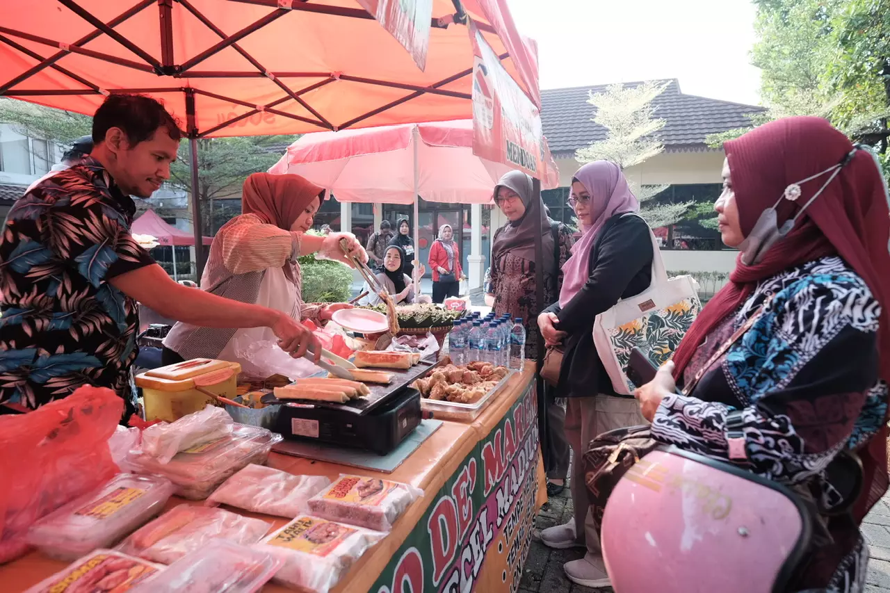 Stan UMKM yang Digelar di Gedung Dekranasda Ramai Dikunjungi Pembeli