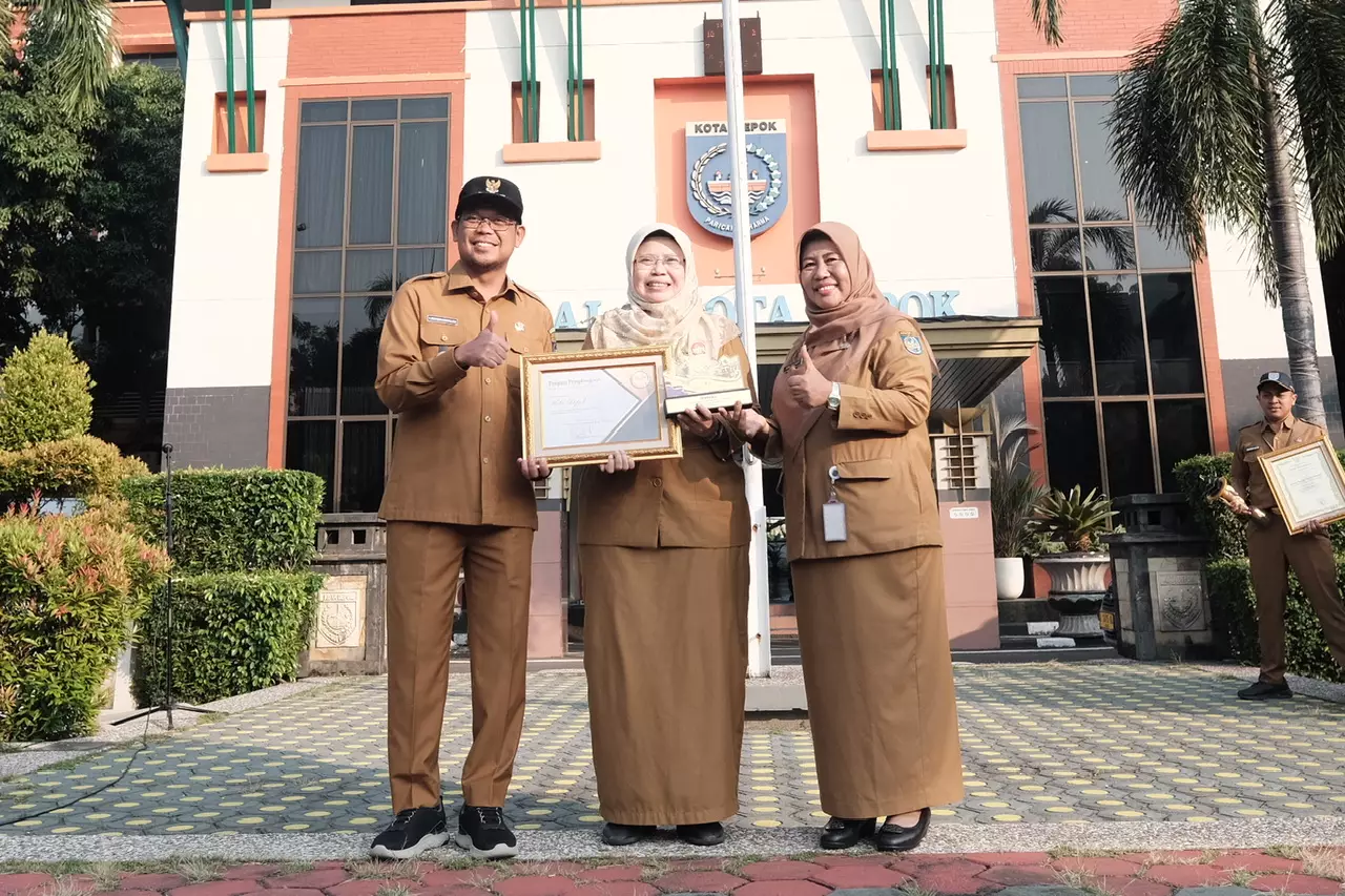 Wakil Wali Kota Serahkan Sejumlah Penghargaan Pada Apel Pagi ASN Pemkot Depok