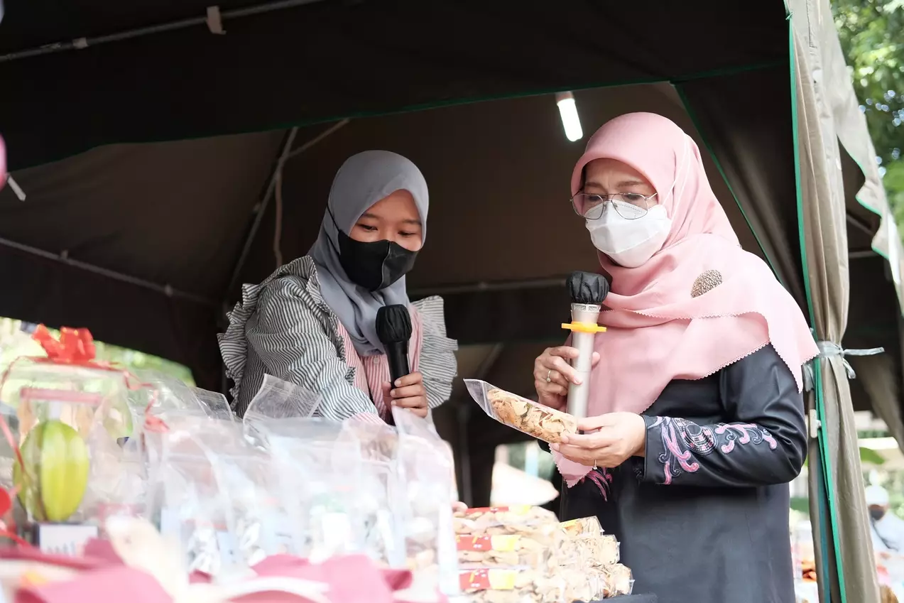 Ketua Dekranasda Depok Kunjungi Stan Gelar Akbar Produk UMKM