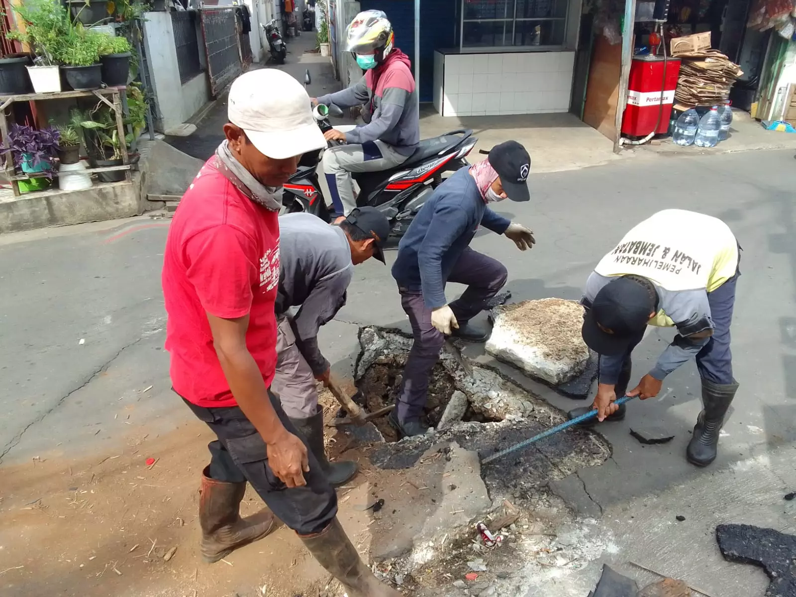 Saluran Jalan H. Muslih Amblas, DPUPR Terjunkan Satu Regu Satgas