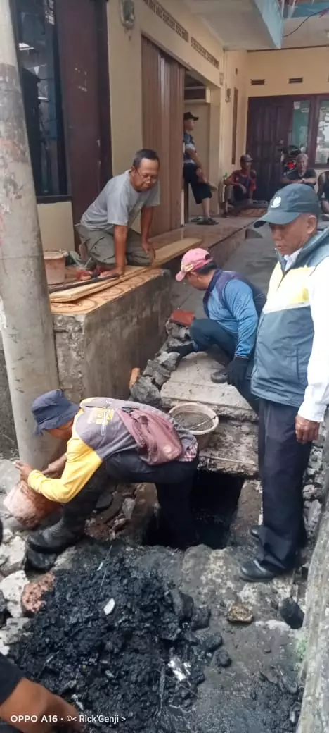 Cepat Tanggap Laporan Warga, DPUPR Perbaiki Jalan Rusak Kelurahan Tugu