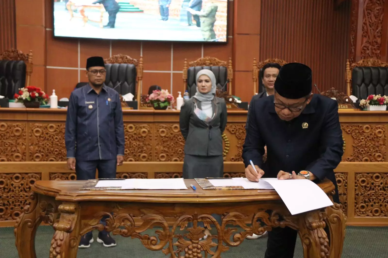Dua Raperda Inisiatif DPRD Depok Disahkan Menjadi Perda