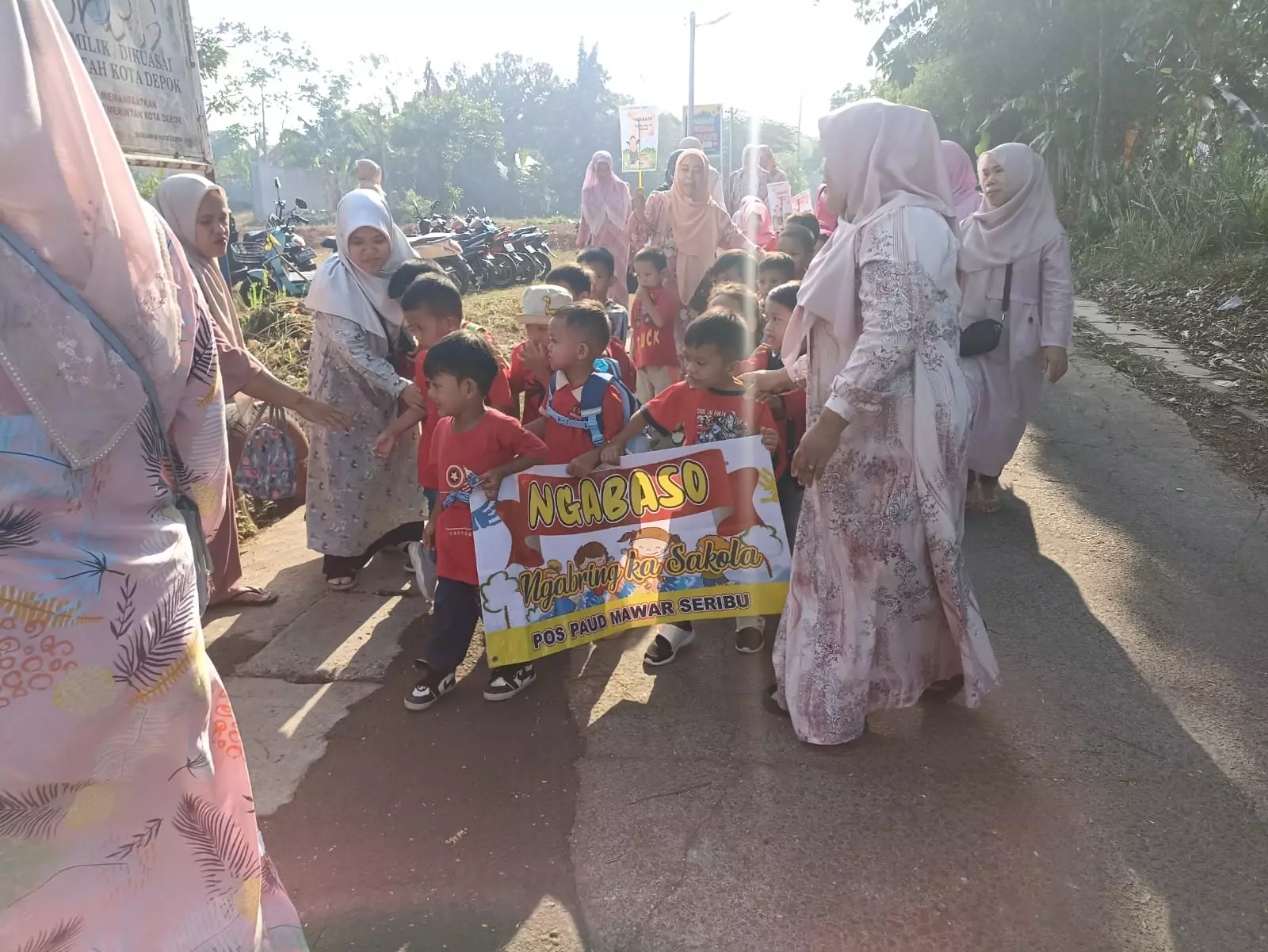 Ajak Murid Berjalan Kaki ke Sekolah, Program Ngabaso Asah Imajinasi Anak