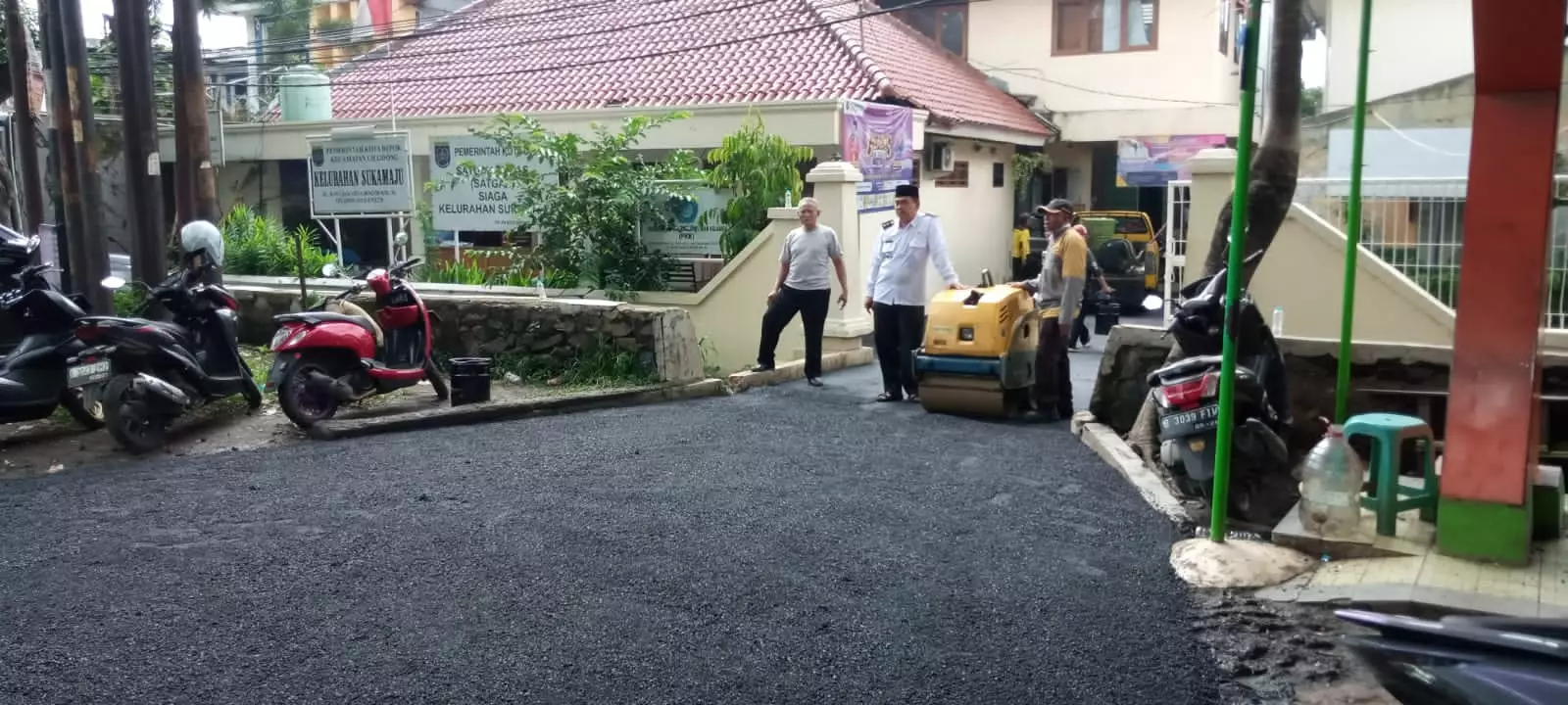 Halaman Kantor Kelurahan Sukamaju Mulus Usai Diaspal