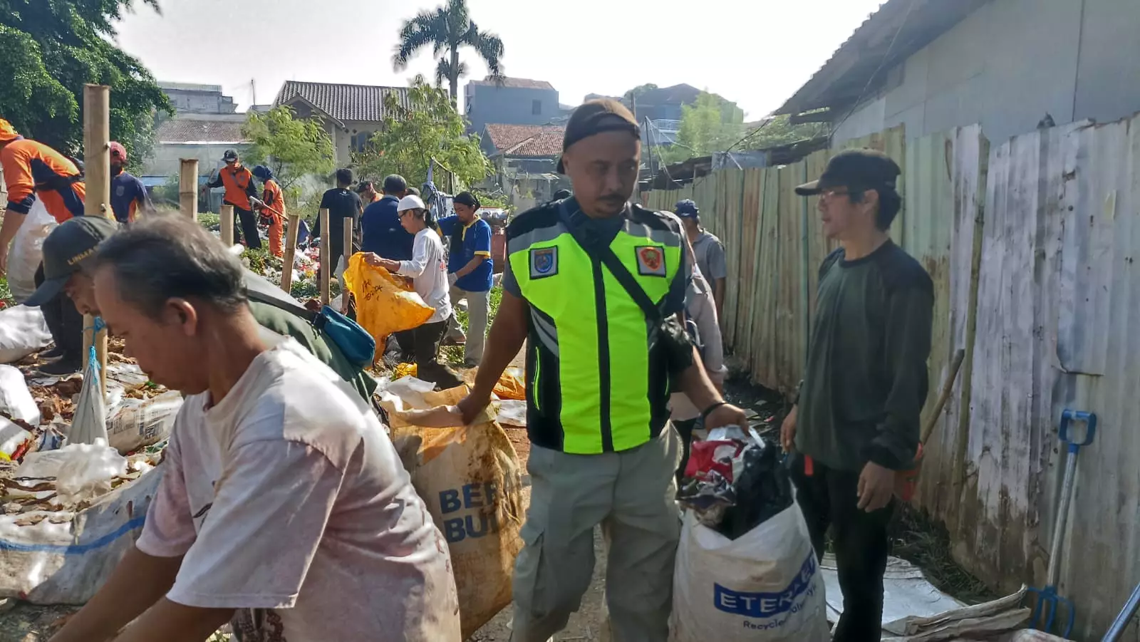 Aparatur Kelurahan Cisalak Bersama Warga Bersih-bersih Sampah di Sepanjang Pendamping Tol Cijago