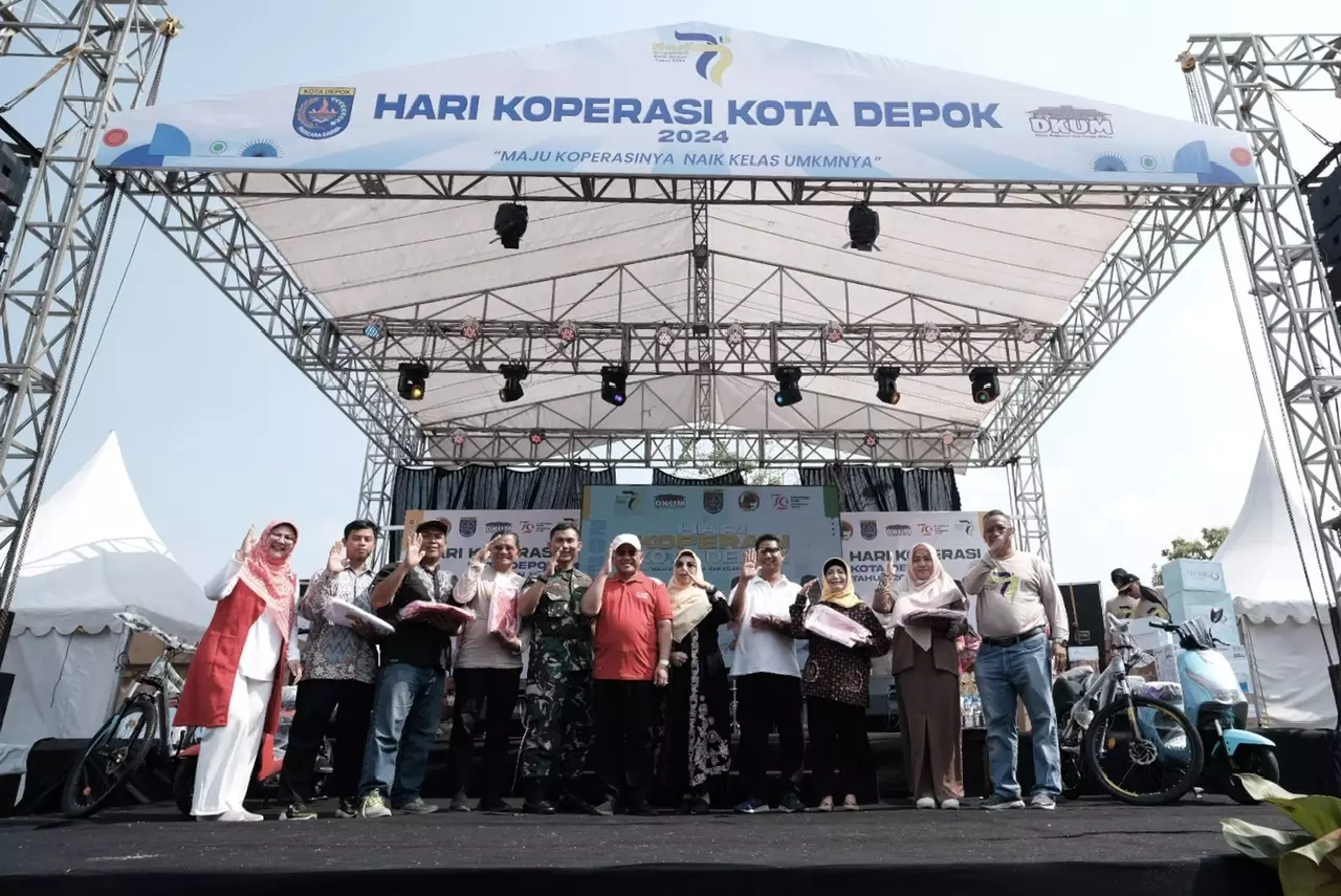 Wali Kota Serahkan Bendera Merah Putih Saat Penutupan Hari Koperasi ke-77