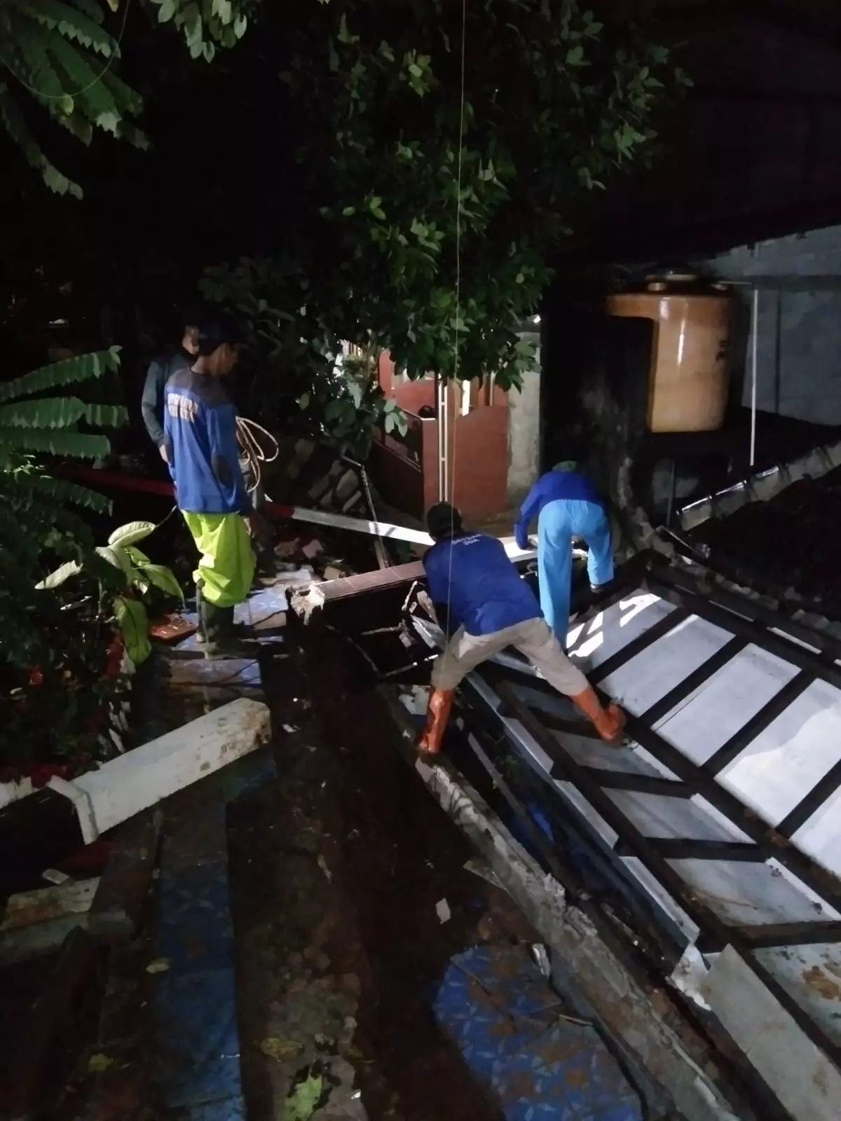 Tembok Pembatas SDN Mekarjaya 29 Roboh, Satgas DPUPR Sigap Bersihkan Puing-puing Reruntuhan