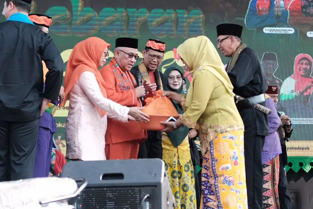 Lestarikan Budaya, Tradisi Nyorog Diperkenalkan di Lebaran Depok 2024