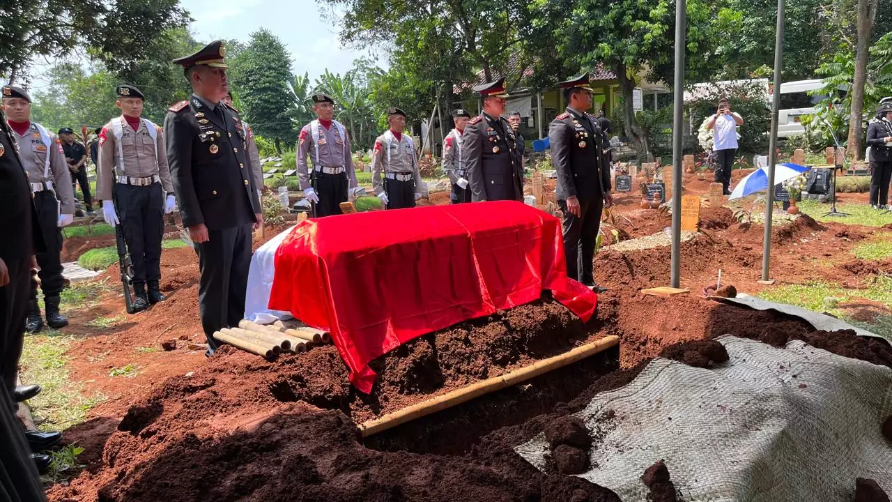 Kapolres Boyolali Dimakamkan di Depok, Wakapolda Jateng Kenang Sosok yang Santun