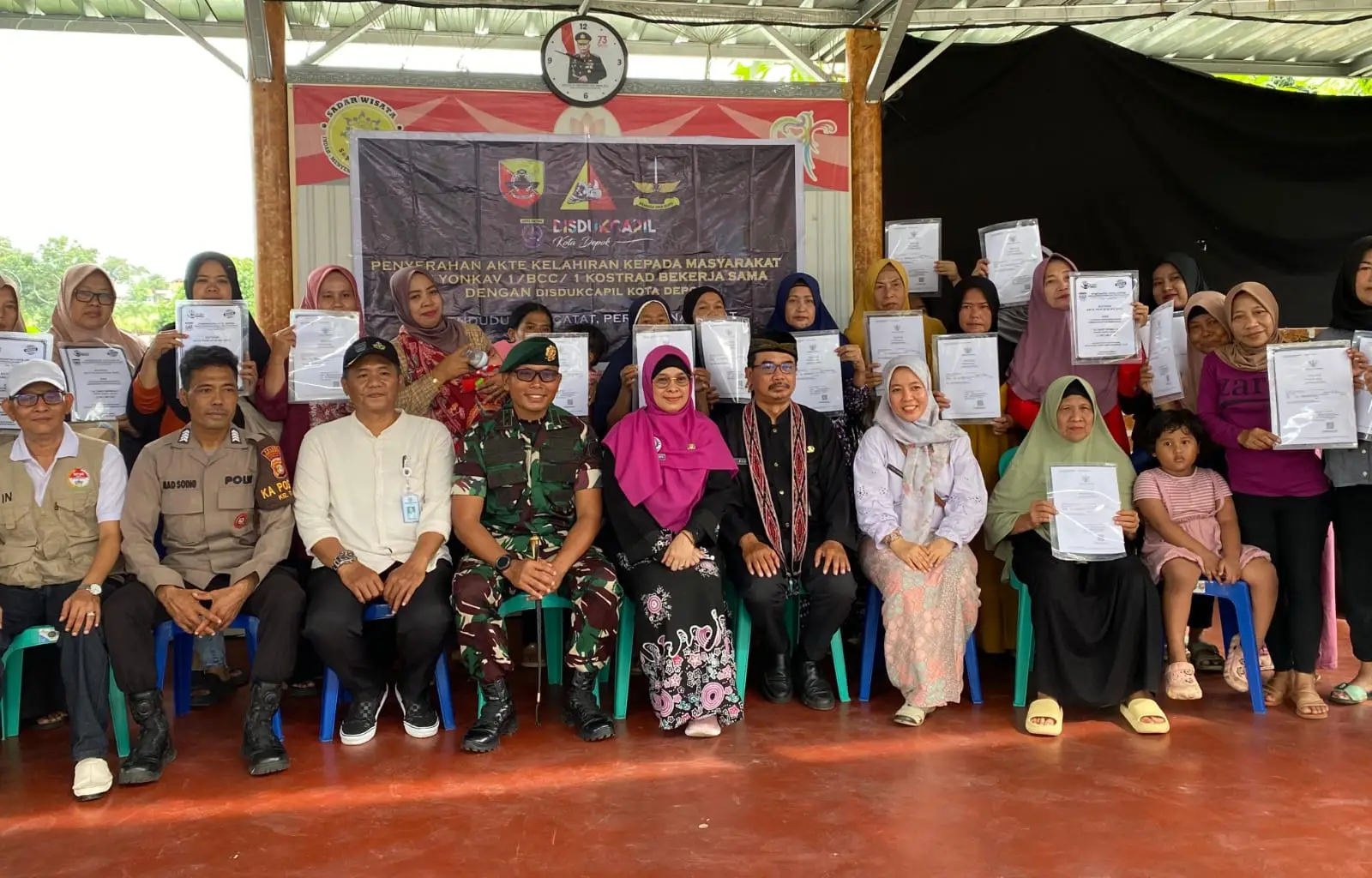 Disdukcapil Depok Bersama Yonkav 1 Cimanggis Serahkan Ratusan Akta Kelahiran