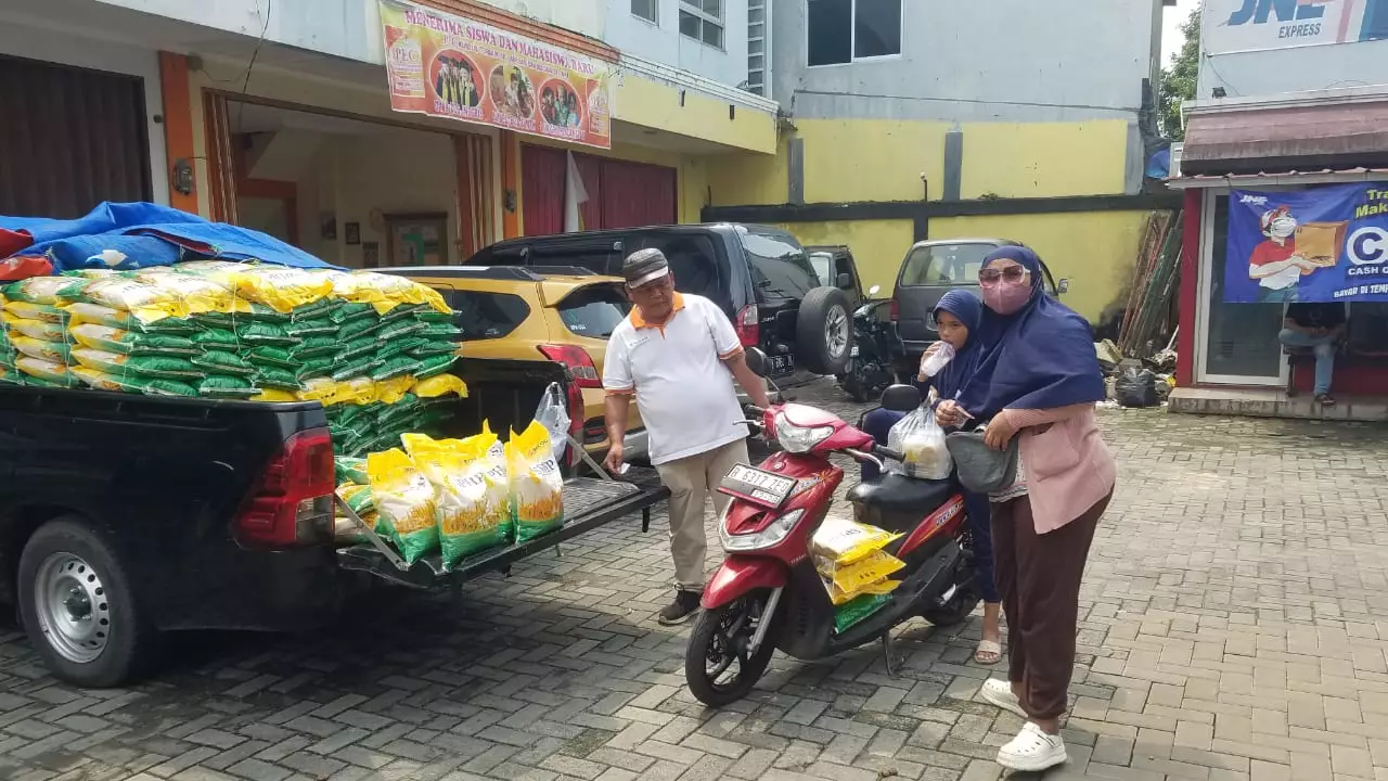 Harga Menarik, Warga Serbu Gerakan Pangan Murah di Meruyung