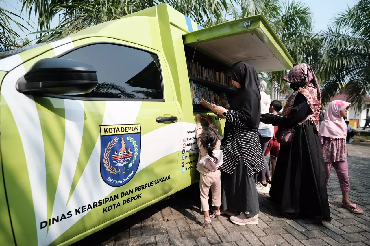 Perpustakaan Keliling di Alun-alun Depok Diserbu Warga