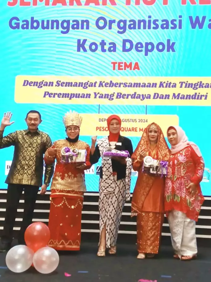 Tampilkan Busana Asal Koto Gadang, IPPRISIA Sabet Juara Pertama di HUT ke-35 GOW Depok