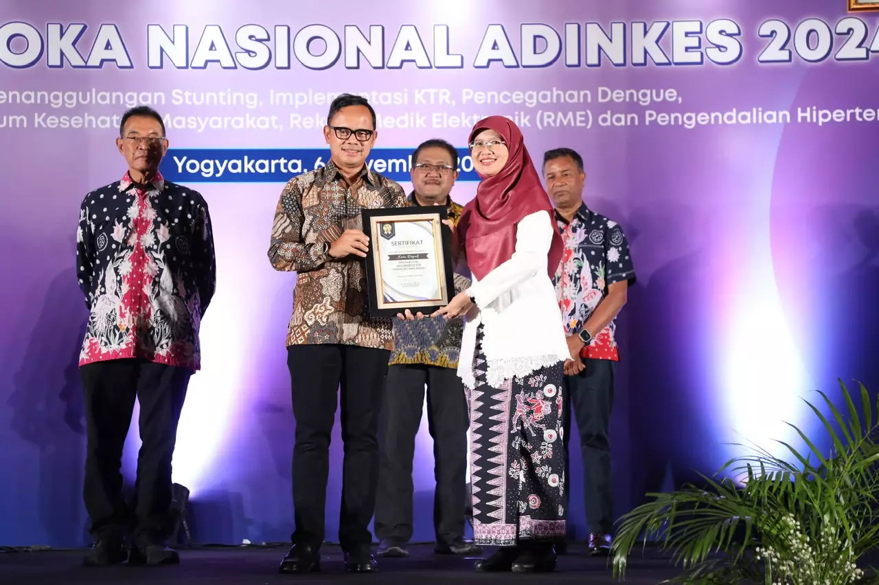 Berhasil Implementasi Kawasan Tanpa Rokok, Dinkes Depok Raih Penghargaan KTR dari ADINKES