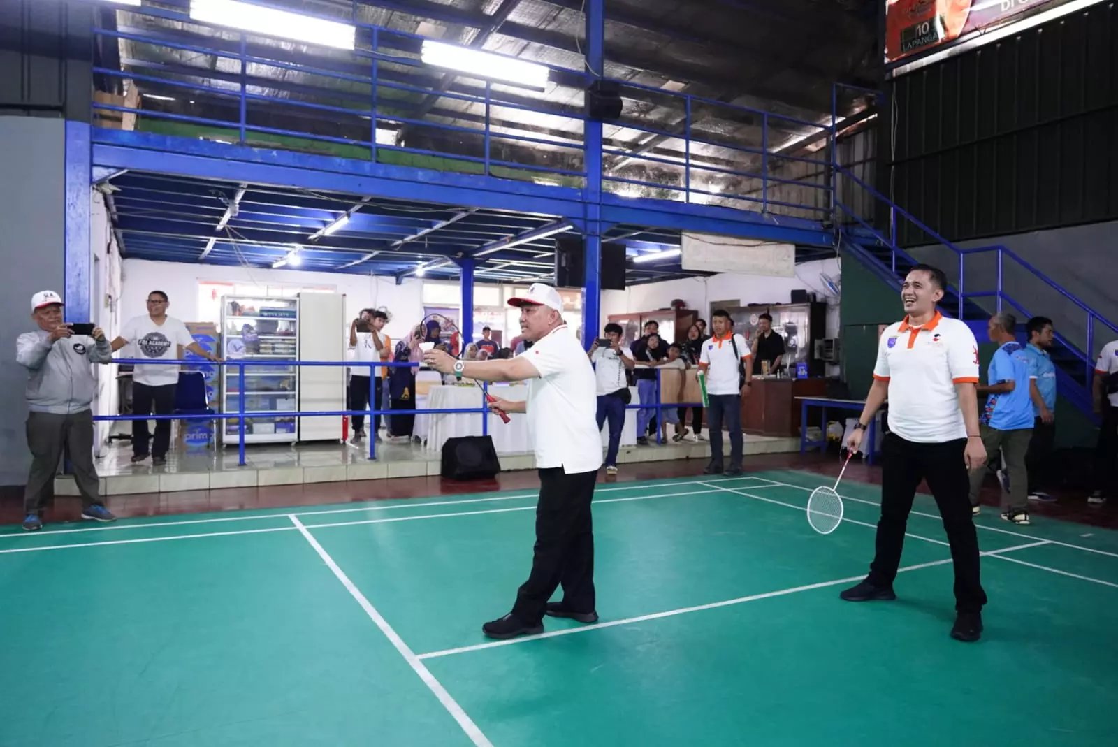 Ditandai Servis Pertama, Mohammad Idris Buka Turnamen Badminton Wali Kota Cup