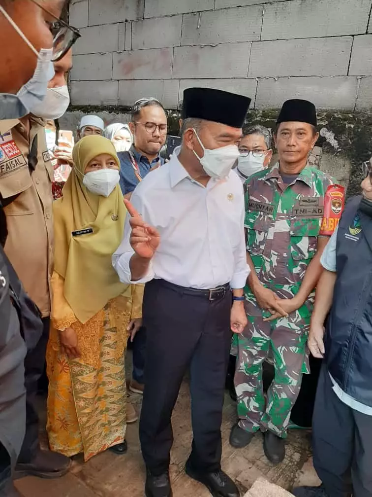 Dinsos Depok Dampingi Keluarga Korban Tertimpa Tembok MTsN 19 Jakarta
