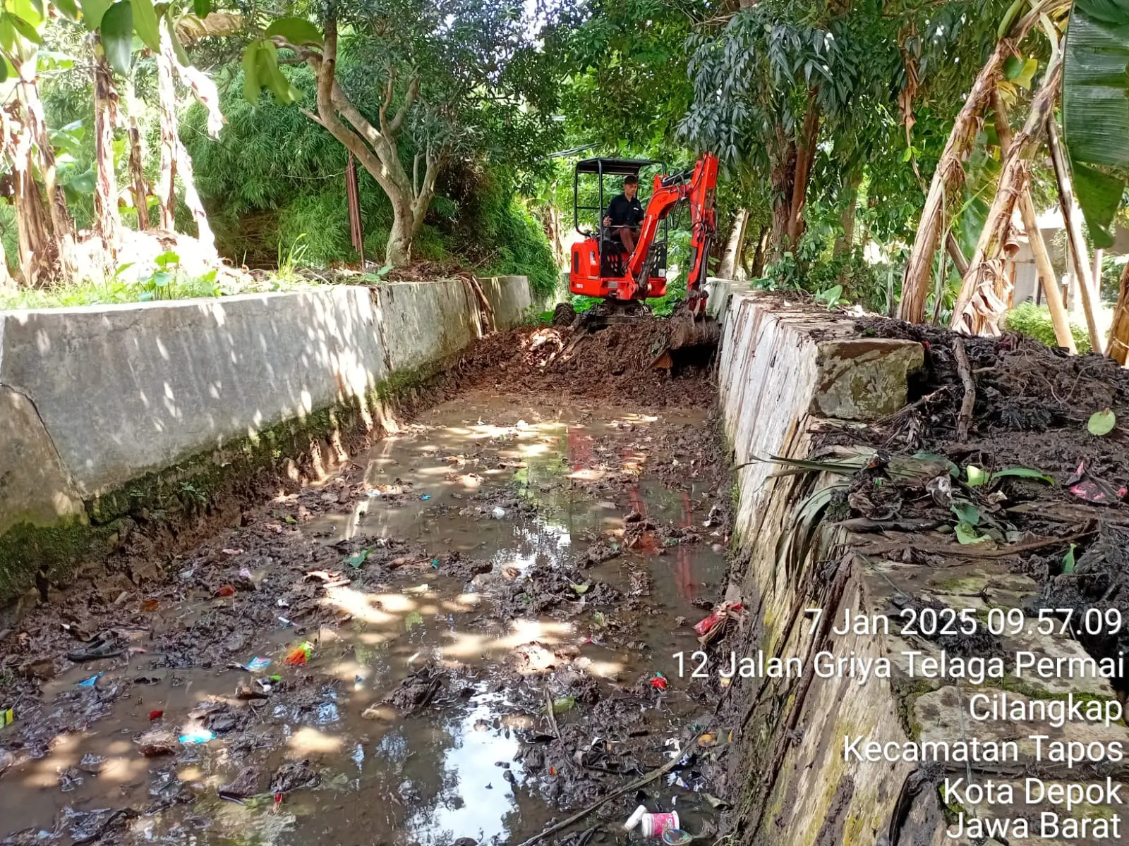 Normalisasi Saluran Griya Telaga Permai Cilangkap, DPUPR Turunkan Alat Berat