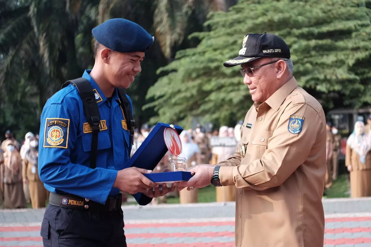 Wali Kota Serahkan Plakat National Firefighter Skill Competition 2023 kepada Damkar Depok