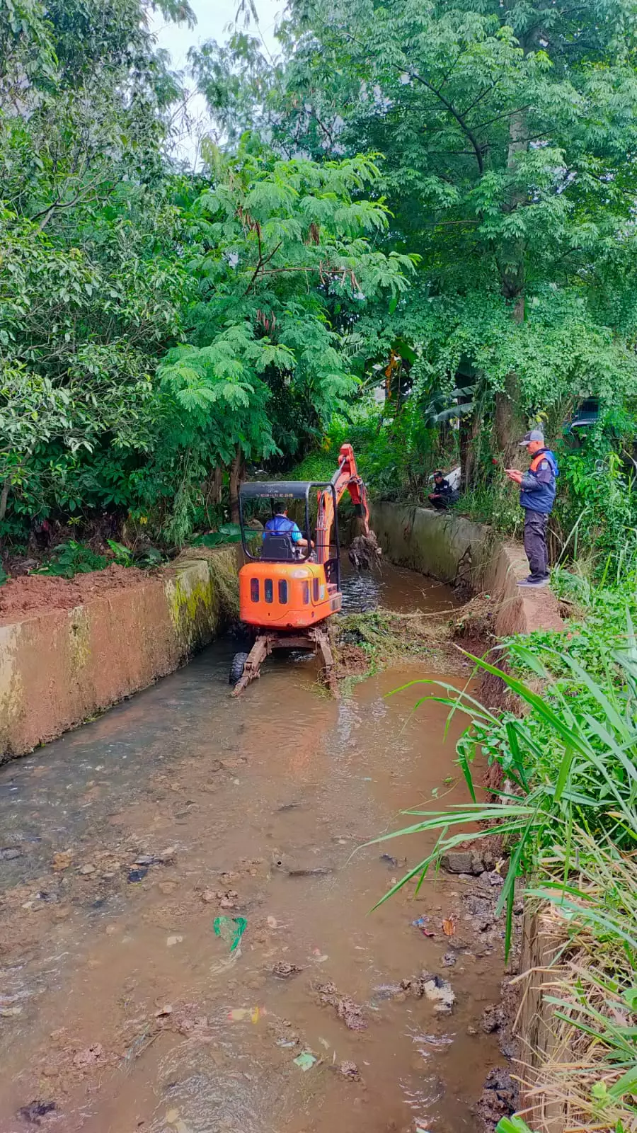 Mulai dangkal, Satgas DPUPR Kota Depok Normalisasi Kali Cipinang