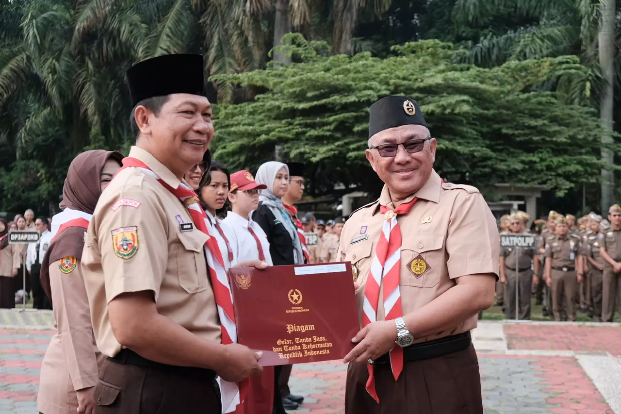 Wali Kota Depok Serahkan Sejumlah Penghargaan pada Apel Pagi ASN