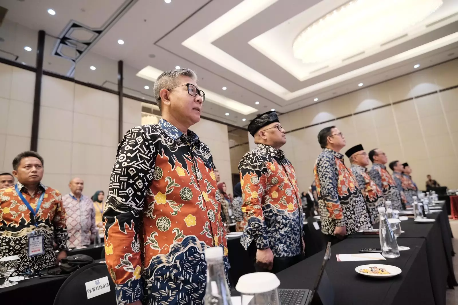 Rakerkomwil III APEKSI, 25 Pimpinan Daerah Kenakan Batik Khas Depok Bermotif Belimbing