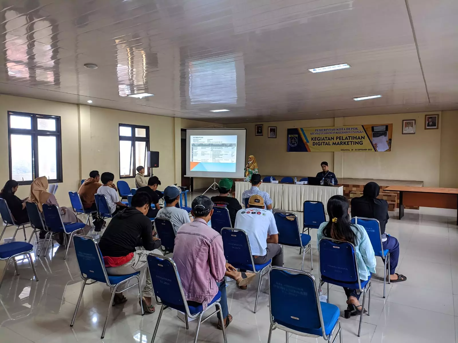 Warga Cinangka Dilatih Melek Digital Marketing Agar Usahanya Berkembang