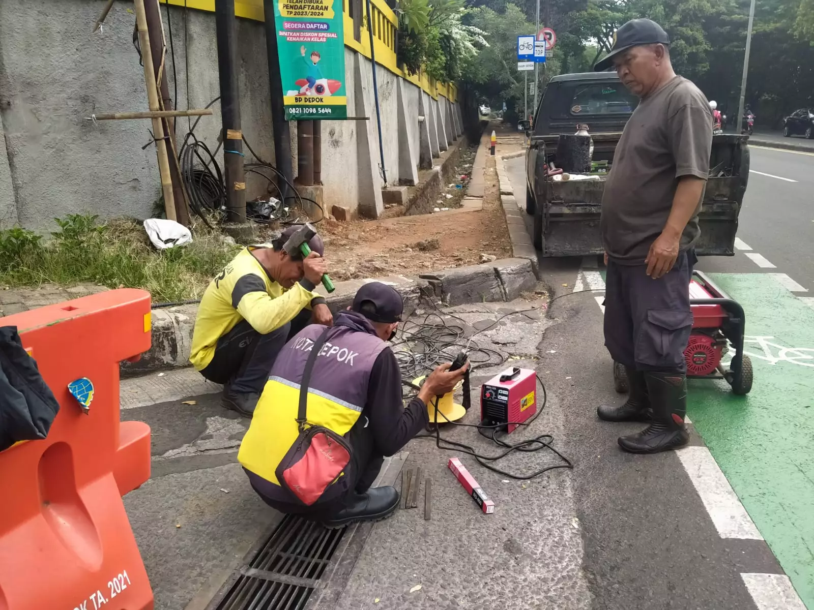 DPUPR Kota Depok Ganti Grill Saluran di Jalan Juanda yang Hilang