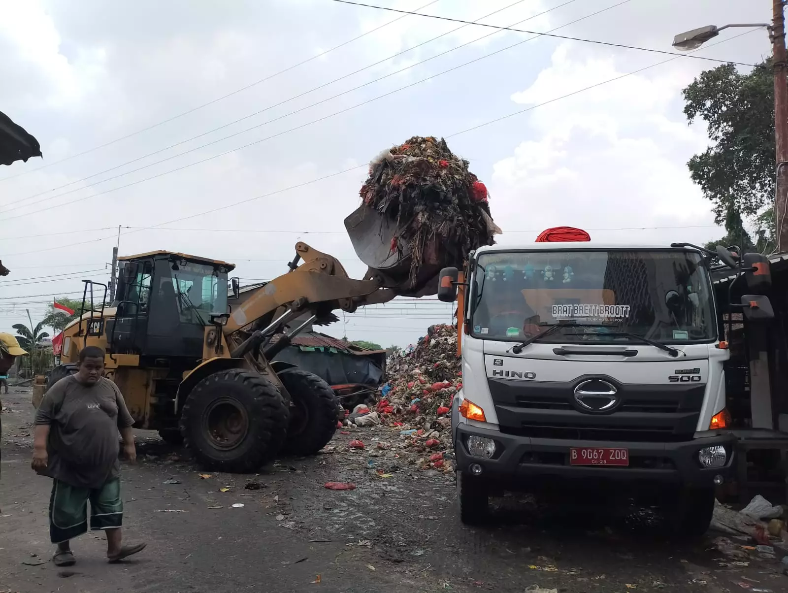 Angkut Ratusan Ton Sampah di Pasar Kemiri, DLHK Kerahkan 6 Tronton dan 19 Dump Truck