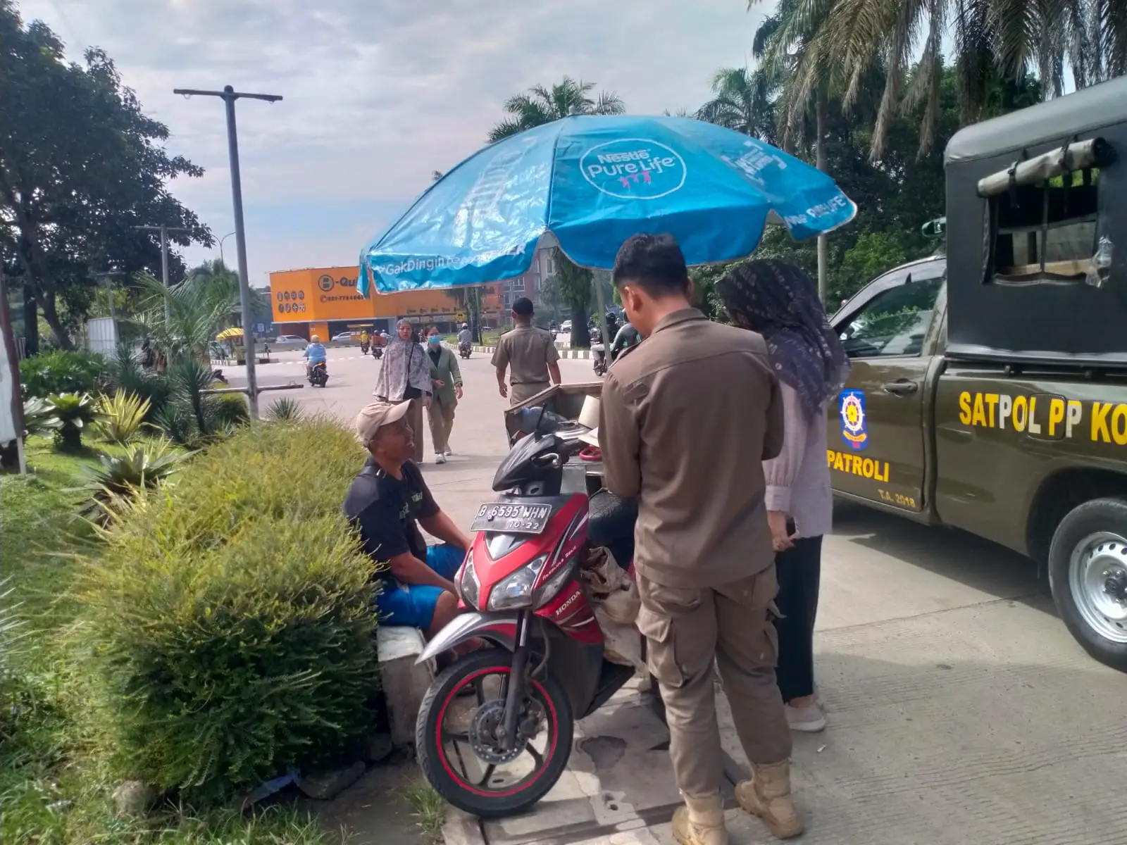 Langgar Perda, Kecamatan Sukmajaya Edukasi dan Halau Puluhan PKL di Depan Kampus JGU