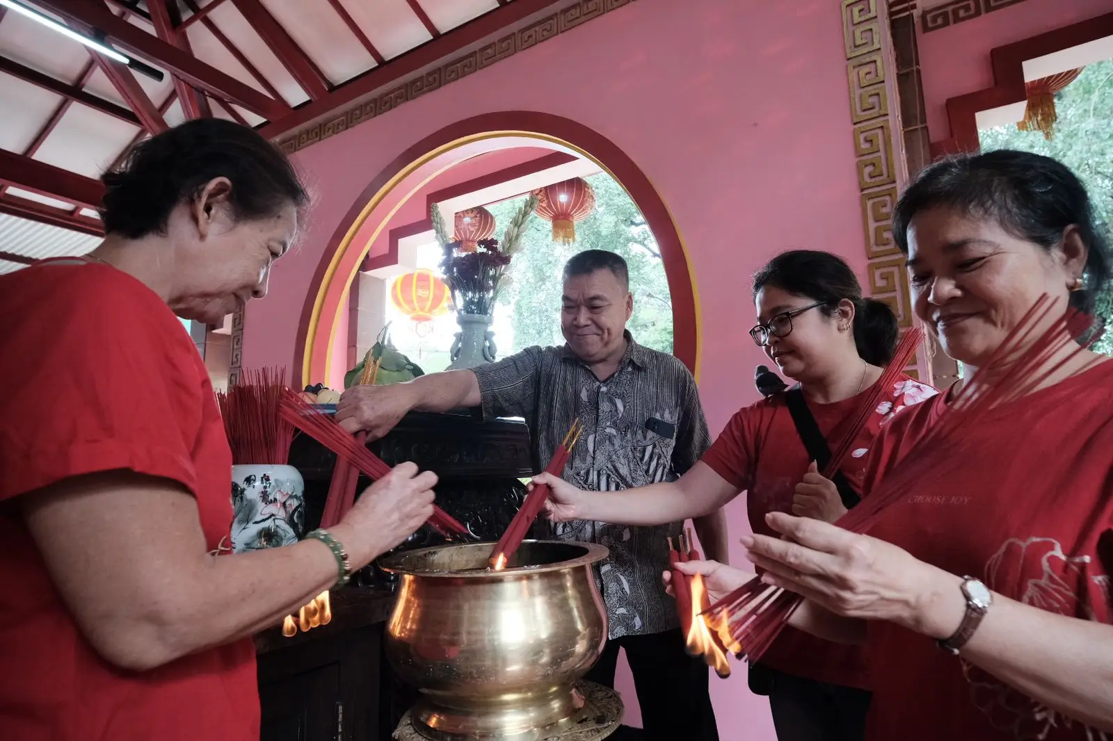 Angpao dan Macam Tradisi, Umat Tionghoa di Depok Merayakan Imlek