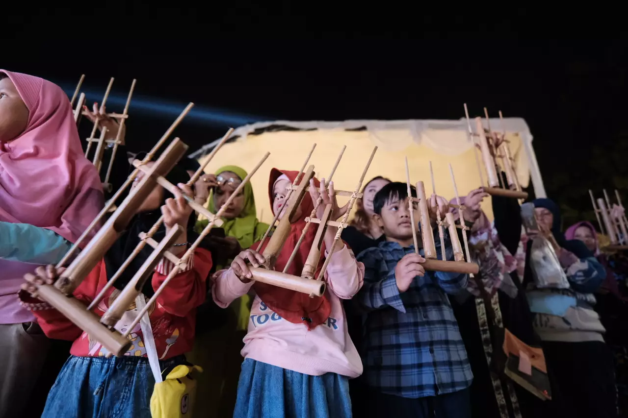 Ramaikan Acara Depok Taun Baruan Ratusan Warga Asyik Bermain Angklung