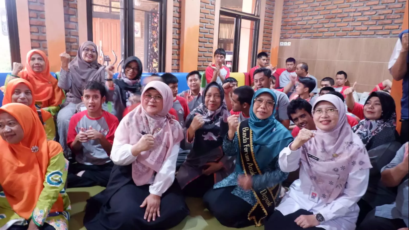 Bunda Elly Apresiasi Kemampuan Bernyanyi Anak Disabilitas di Rumah Anak Mandiri Karim: Seru Sekali