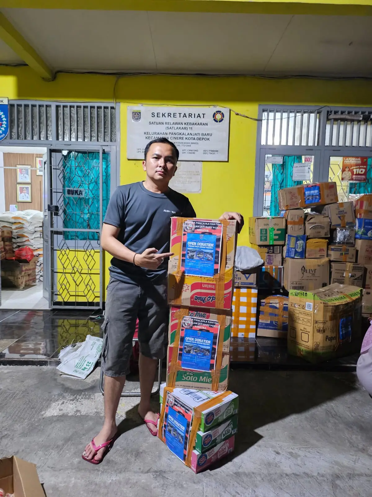 Warga Pangkalan Jati Baru Himpun 50 Dus Pakaian Bantu Korban Banjir
