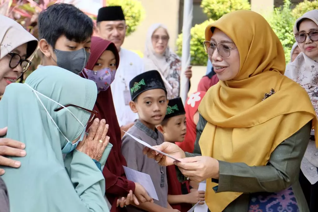 Bunda Elly Bersama FKMT Sukmajaya Santuni Anak Yatim dan Duafa