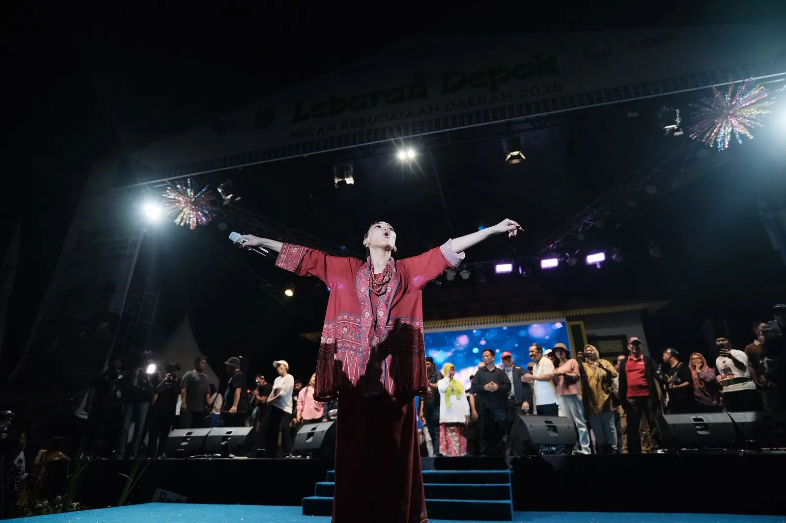 Depok Bergoyang! Penampilan Ayu Ting Ting Hipnotis Ribuan Penonton Malam Puncak Lebaran Depok 2025