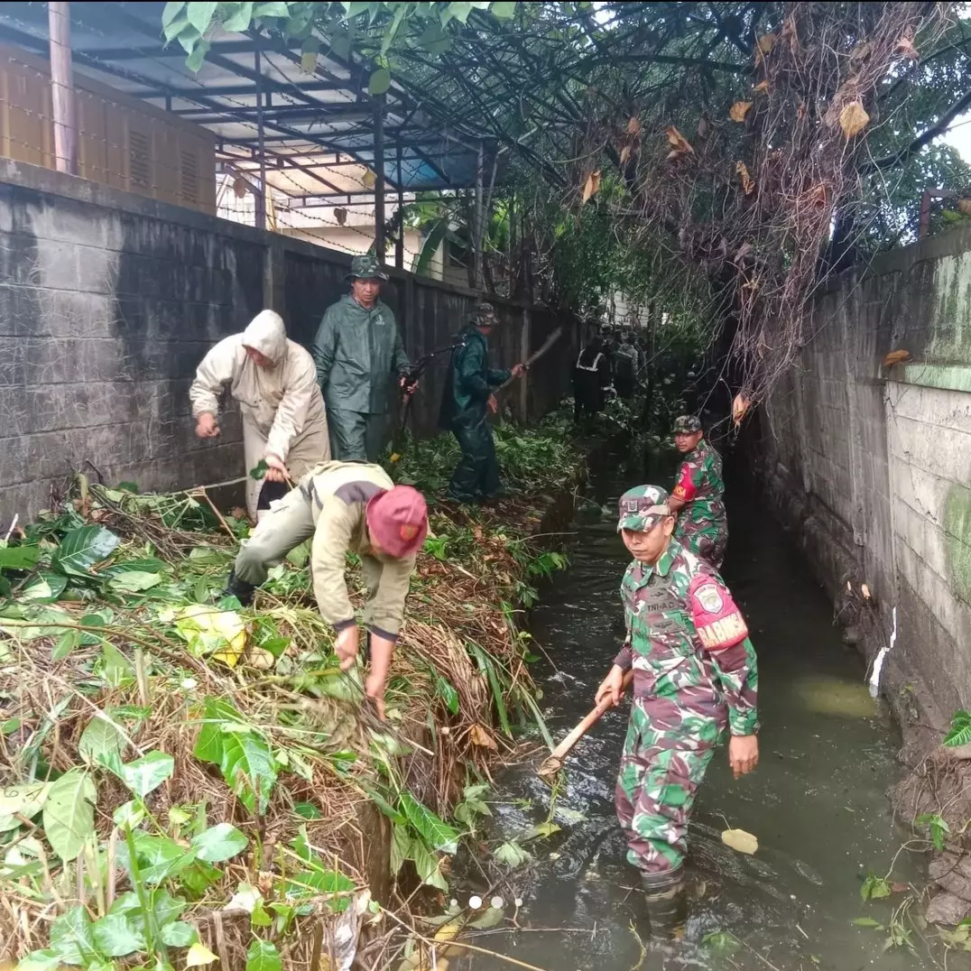 Tindaklajuti Aduan Warga, Koramil Cimanggis Bersama Unsur Tiga Pilar Bersihkan Kali Wadas