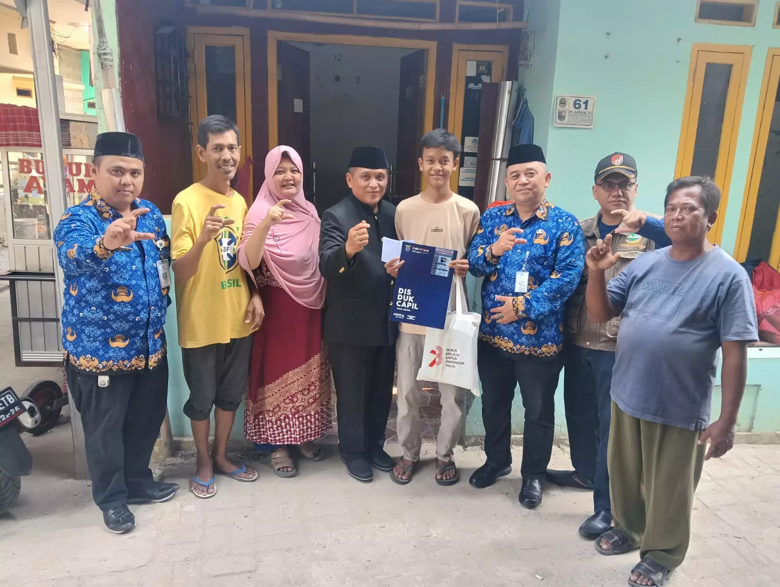 Genap Berusia 17 Tahun di HUT ke-78 RI, Warga Cipayung Jaya Dapat Hadiah KTP-el dari Pemkot Depok