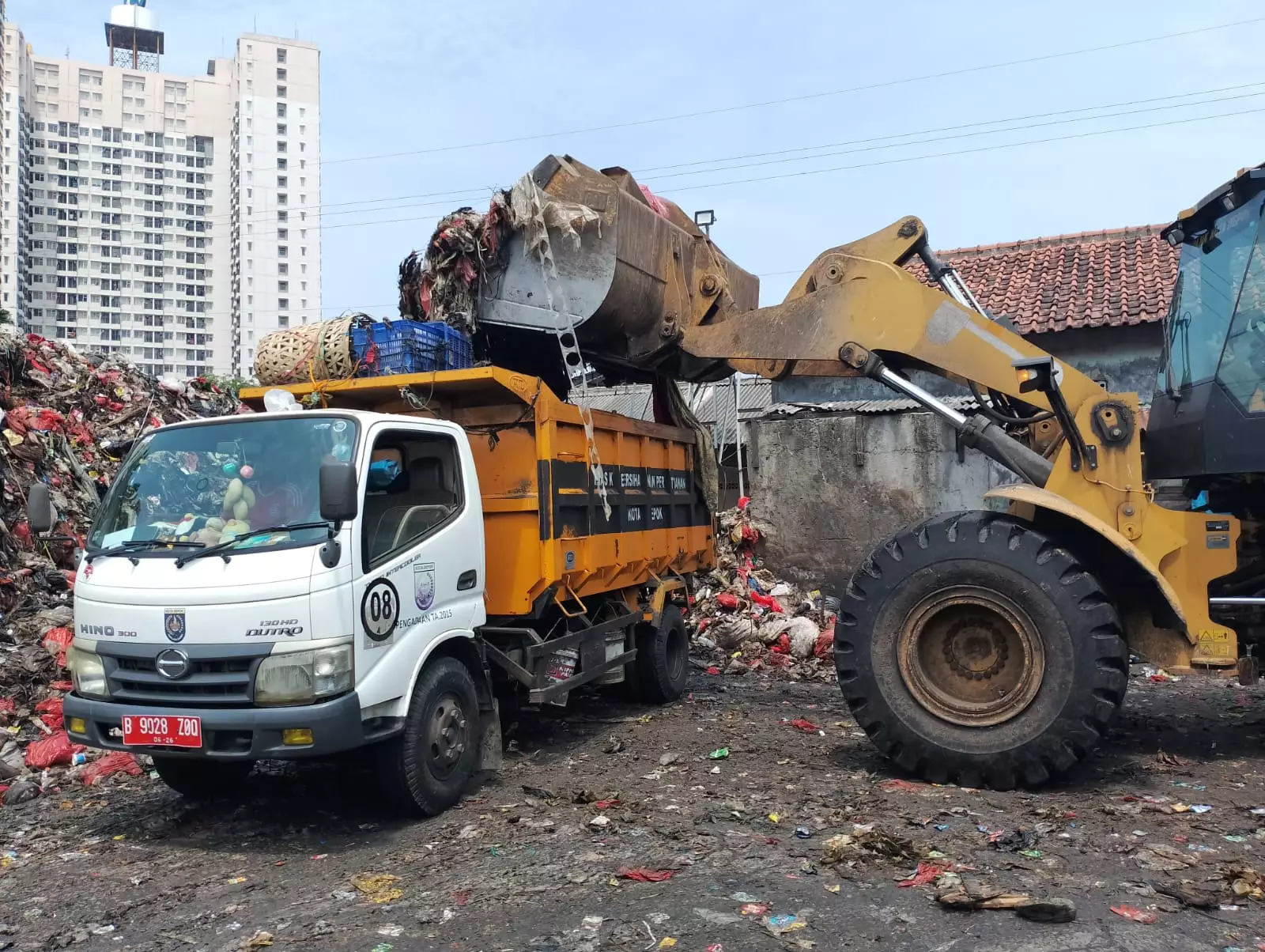 DLHK Angkut Timbunan Sampah di Sejumlah TPS, Salah Satunya Pasar Kemiri